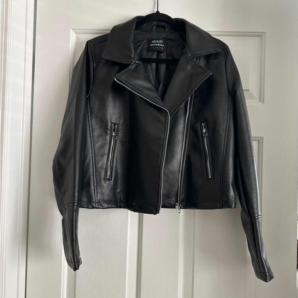Francesca’s - Ashley Outerwear - Sleek Black Faux Leather Jacket Size Large